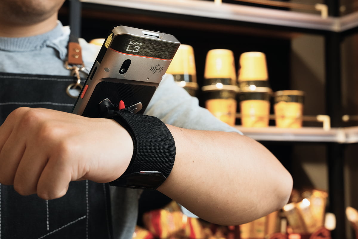 Sunmi L3 with hand strap used for roaming scanning in a store