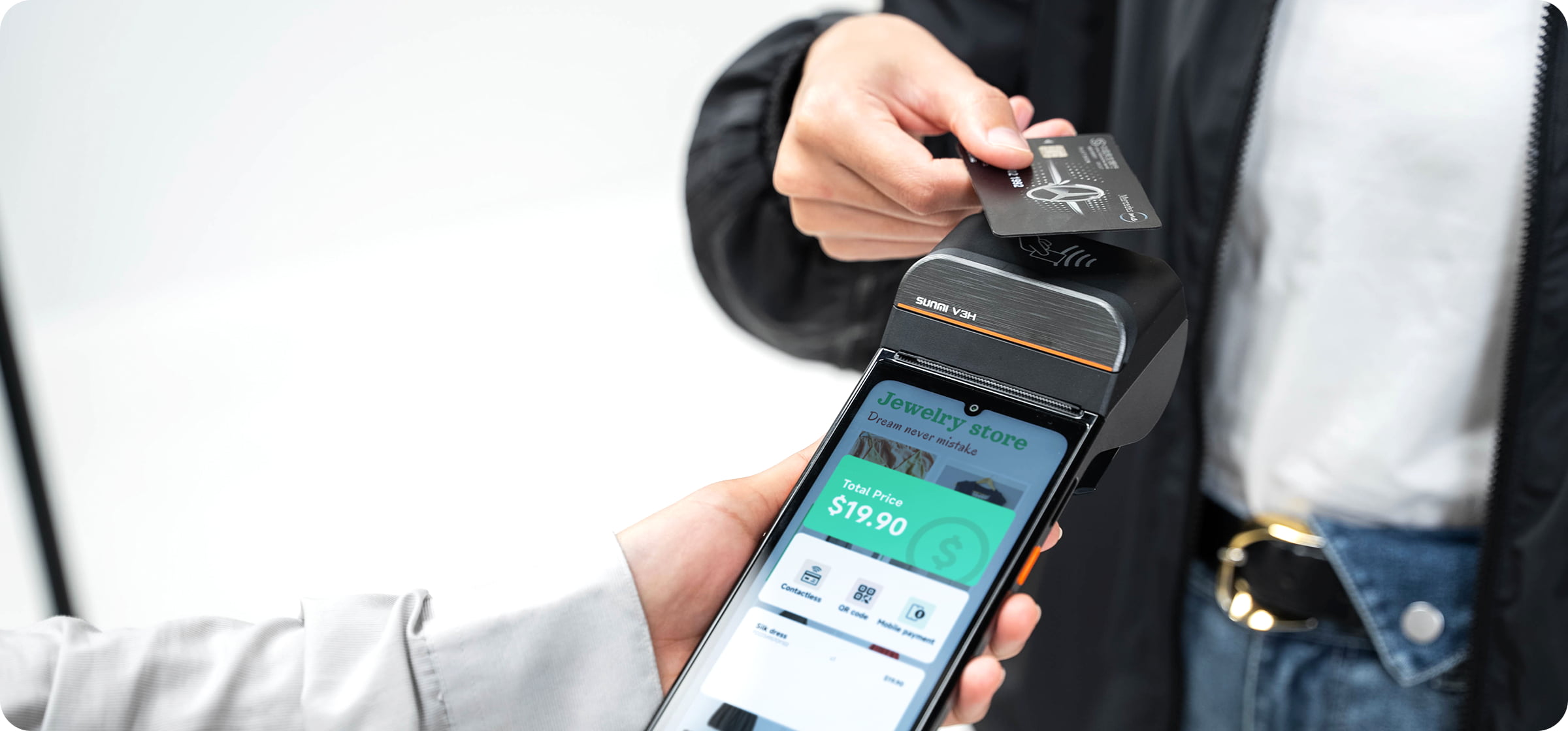 Customer tapping a contactless card on the Sunmi V3 to pay