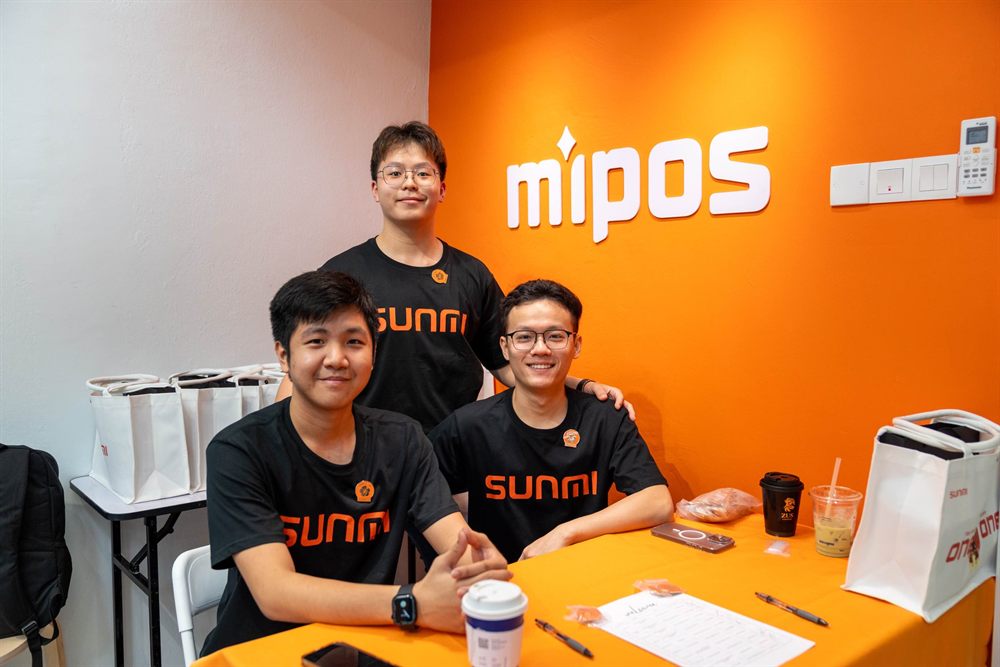 The Mipos team supporting a customer at the Sunmi Home